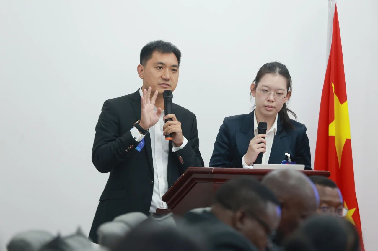 Représentant du groupe Liyu s'exprimant