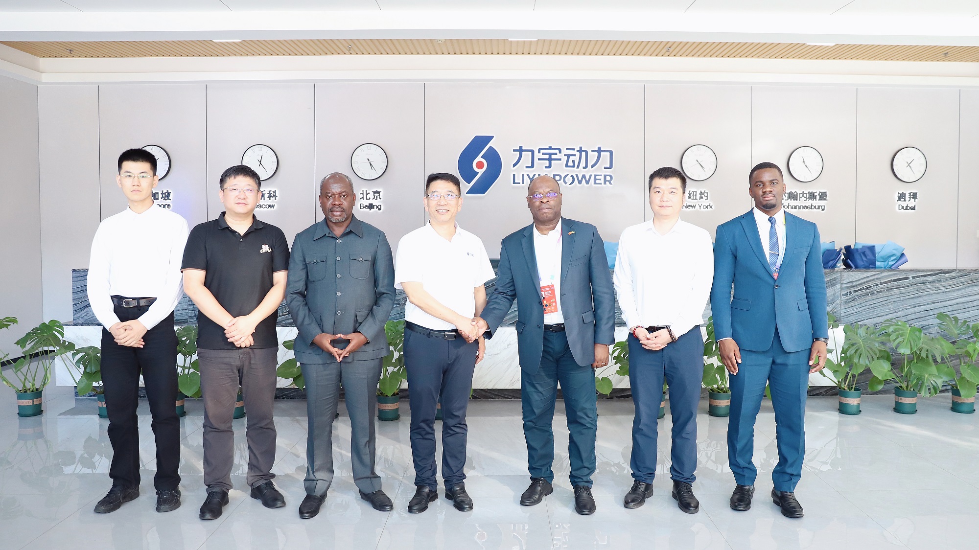 2. Ambassadeur du Gabone et responsable de l'agence de promotion des investissements Visitez Liyu